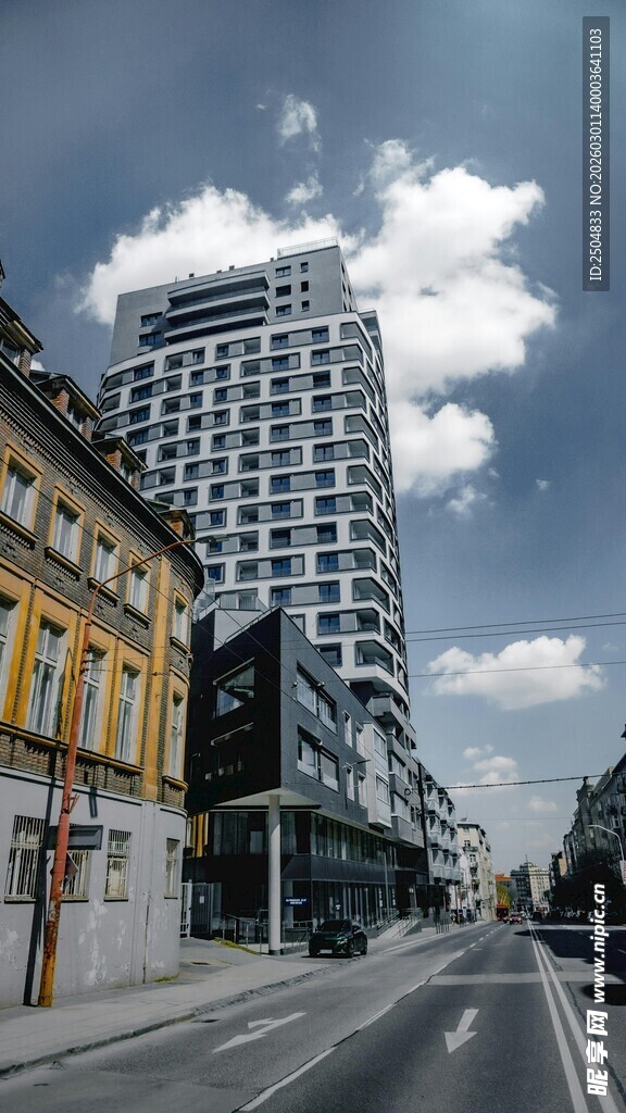 城市街道旁的现代与传统建筑