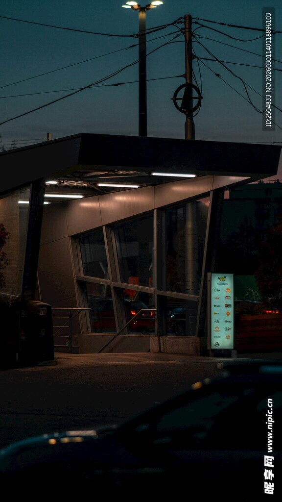 夜晚街边的现代风格建筑