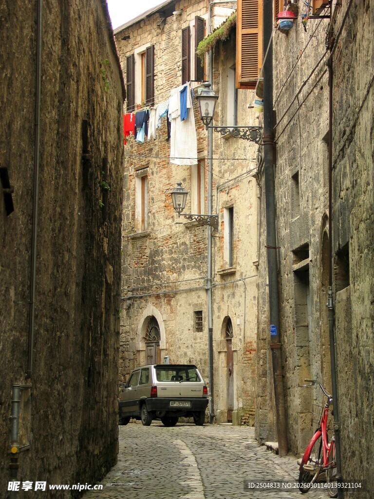 古老小巷中的生活景象