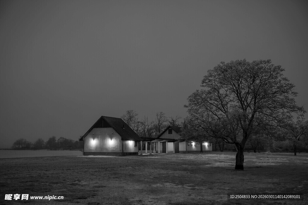 黑夜中的孤寂小屋