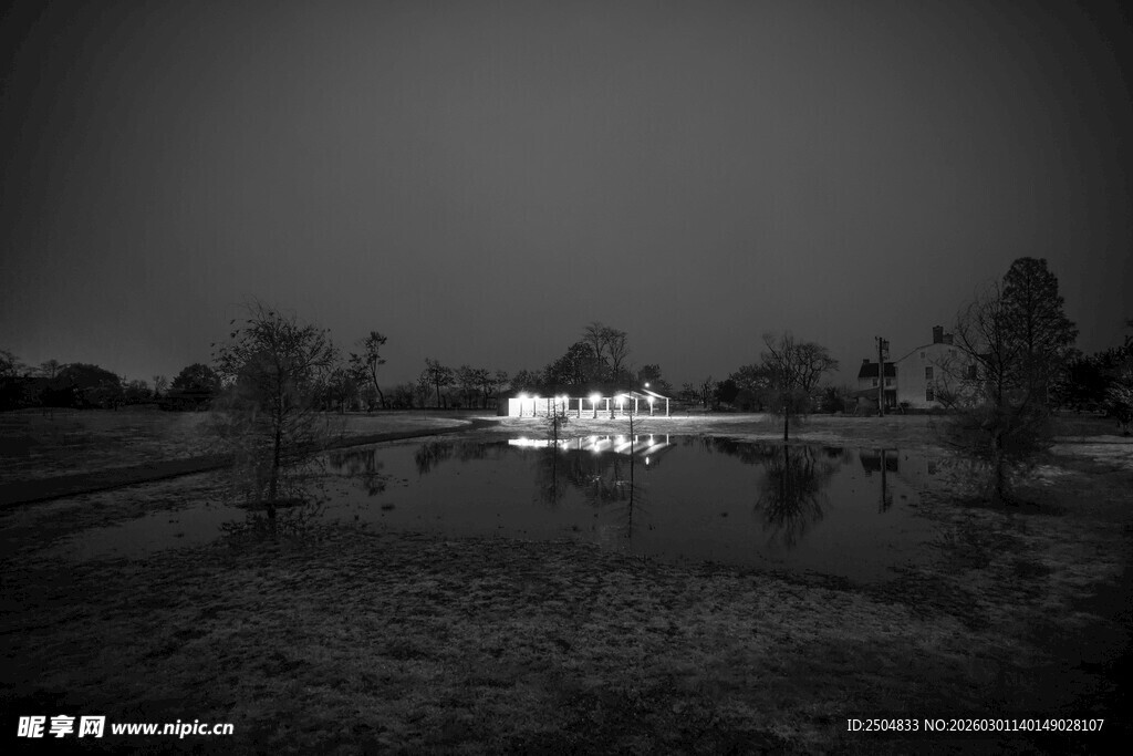 黑夜中的静谧建筑景观