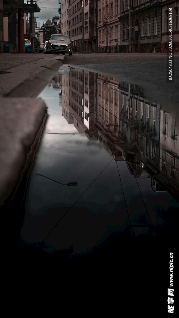 雨后街道积水倒影景象