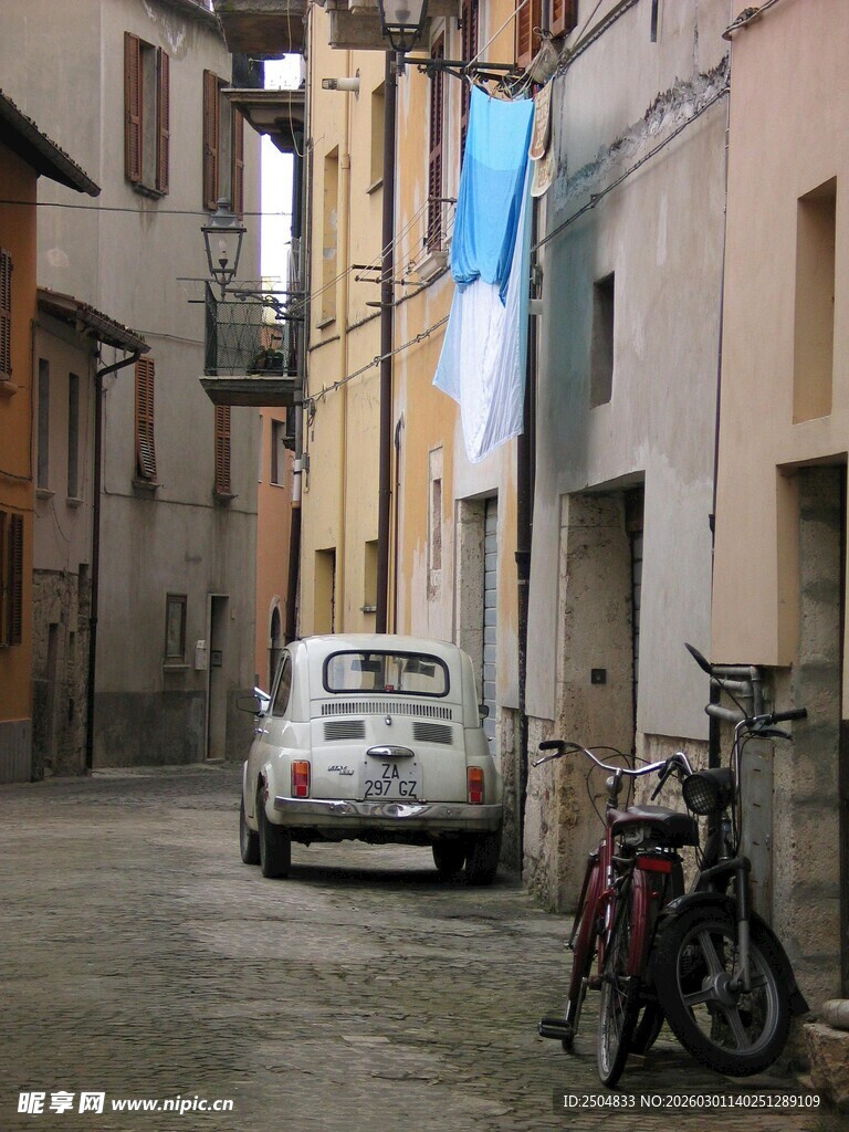 狭窄小巷中的车辆与自行车