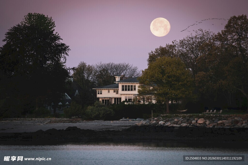 月夜湖畔宅邸美景
