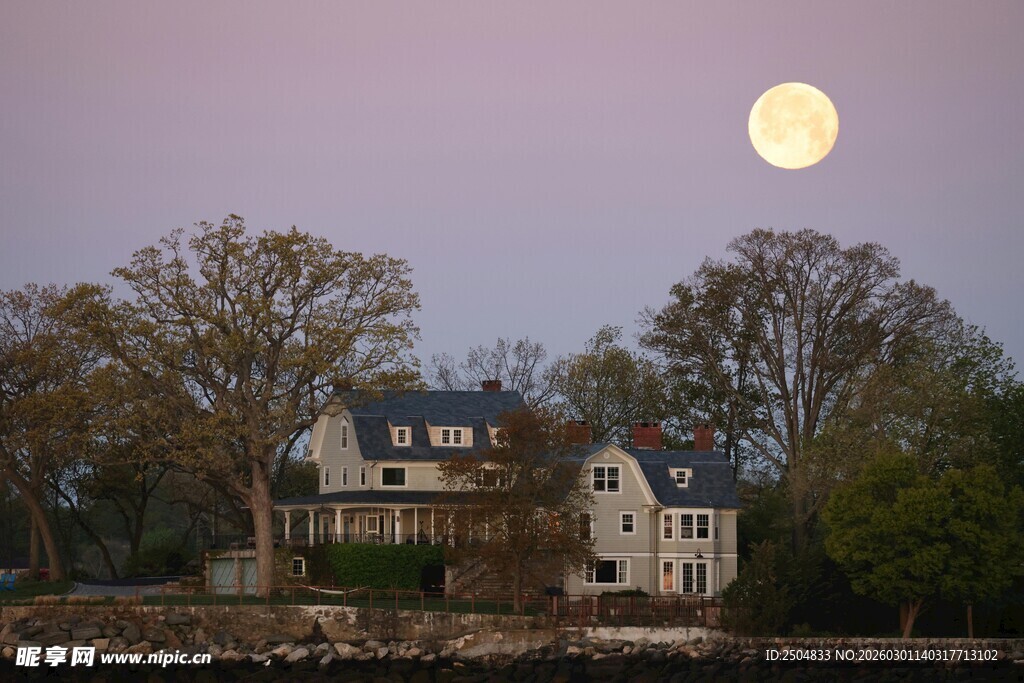 月夜下的湖畔温馨住宅