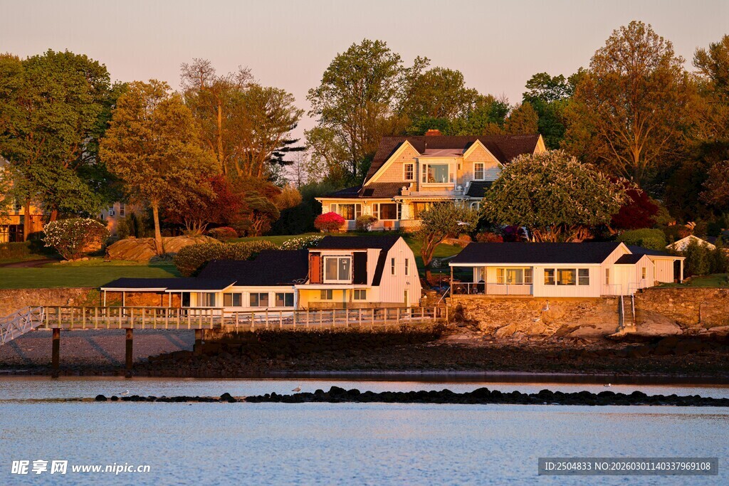 湖畔黄昏中的温馨住宅