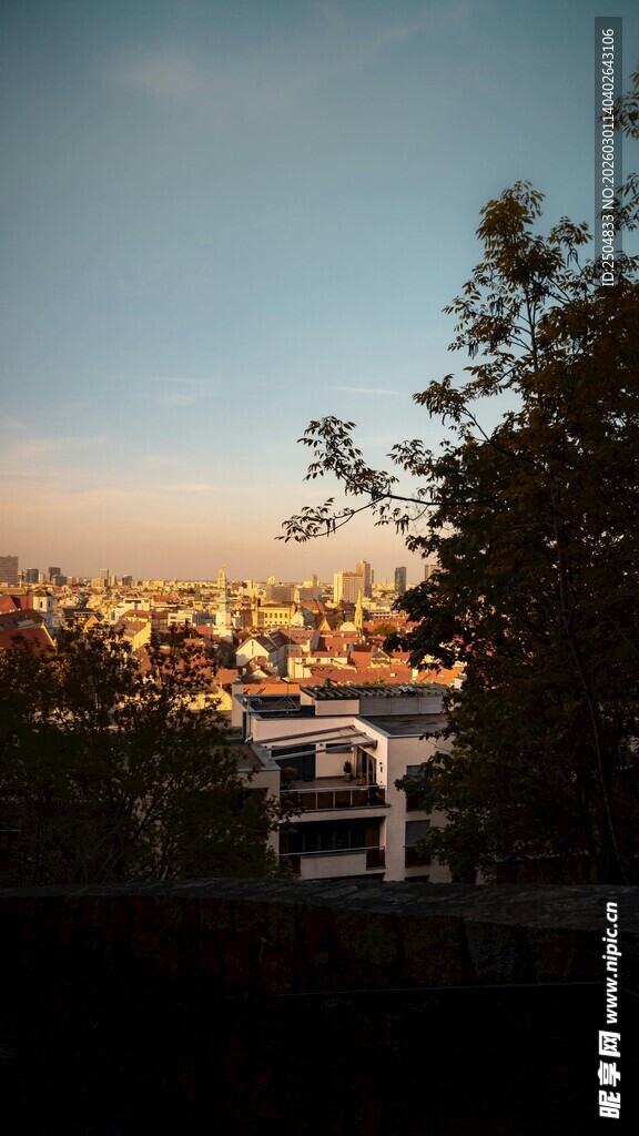 黄昏下的城市建筑景观