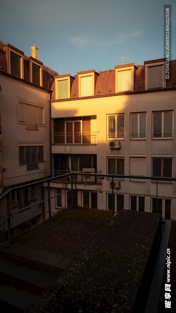 夕阳下的建筑庭院景观