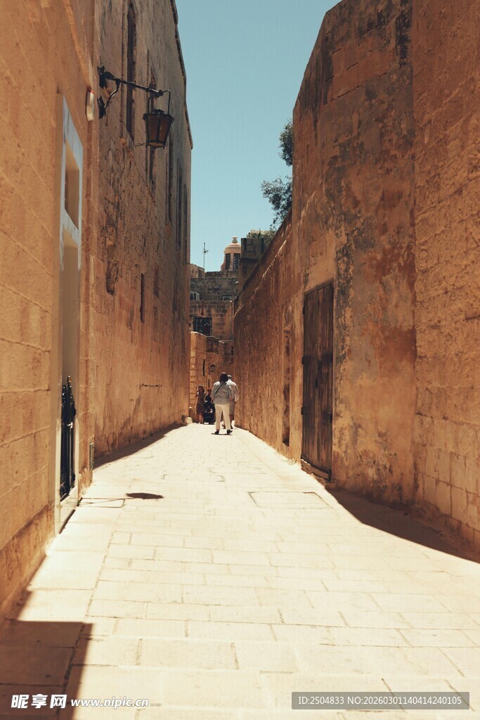 狭窄巷道中的孤寂身影