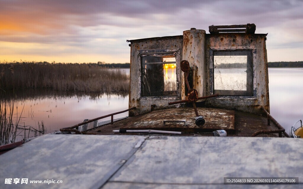 湖畔废弃小屋的黄昏景象