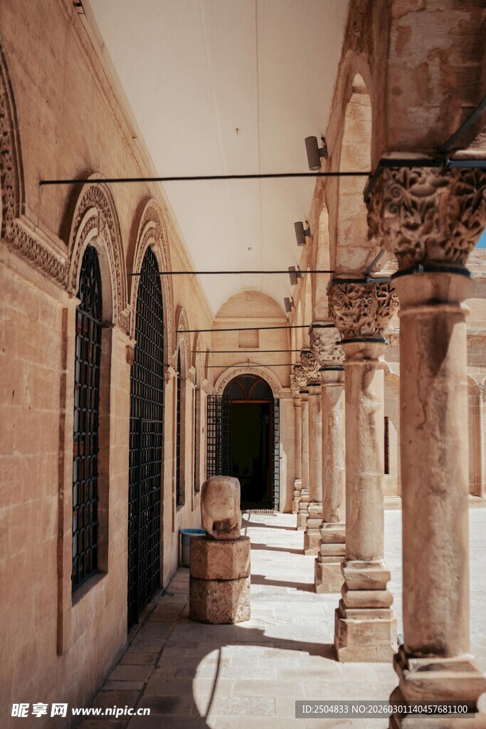古老建筑的拱形走廊