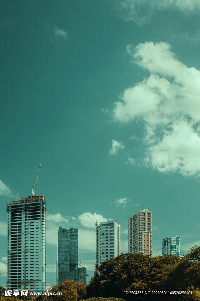 城市天际线与蓝天云朵