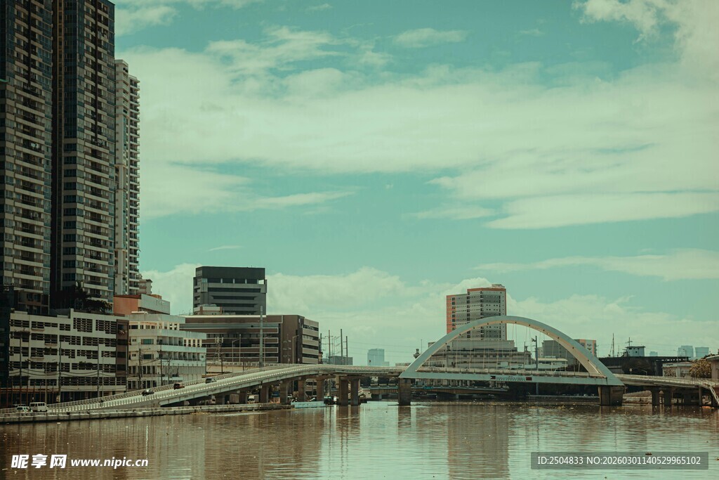 城市河畔桥梁与高楼景观