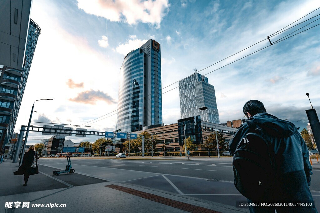 城市街头行人与高楼景象