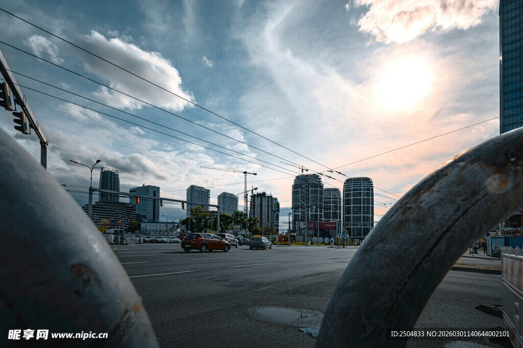 城市天际线与工业管道景观