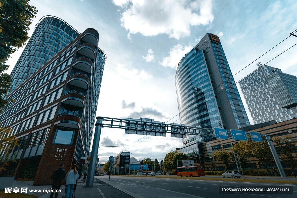 城市高楼间的过街天桥