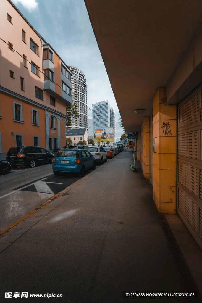 城市街道旁的建筑与车辆