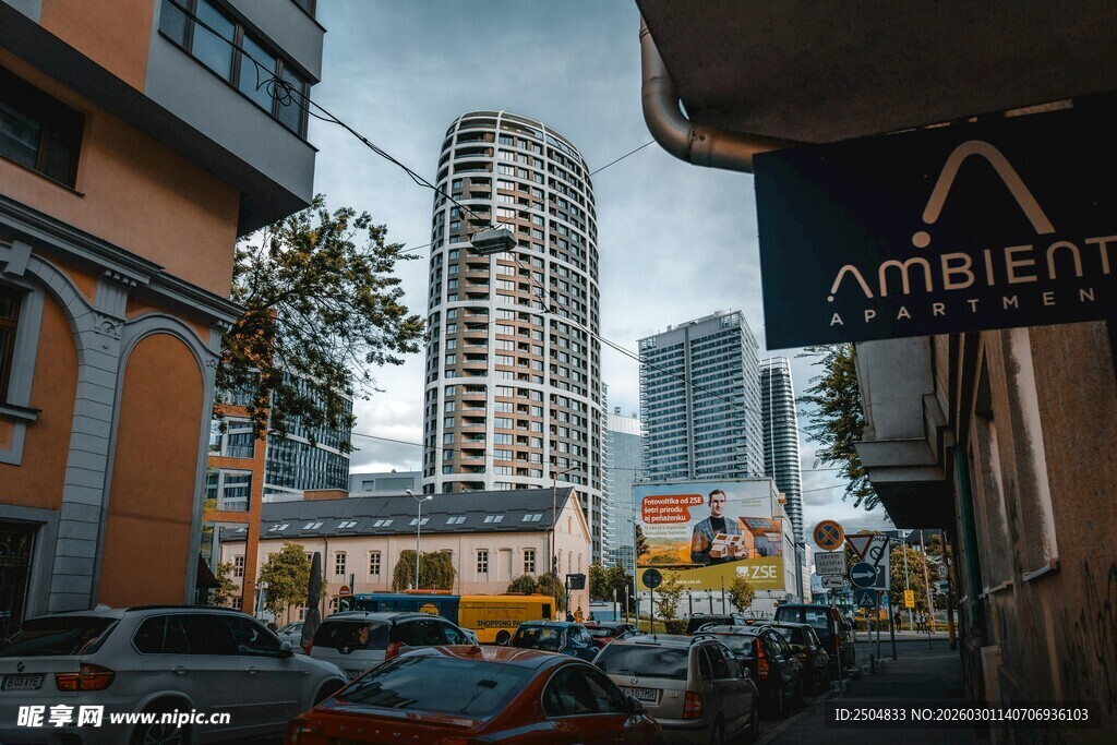 城市街道旁的高楼与车辆