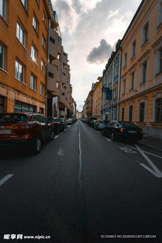 城市街道中的车辆与建筑