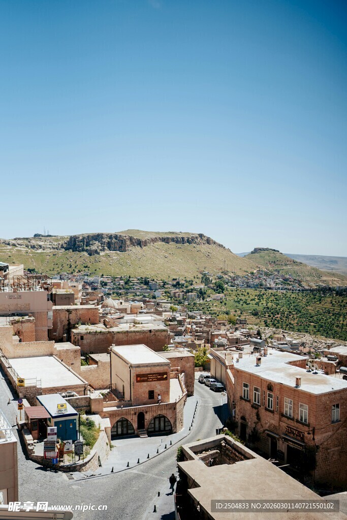 俯瞰古朴小镇风貌