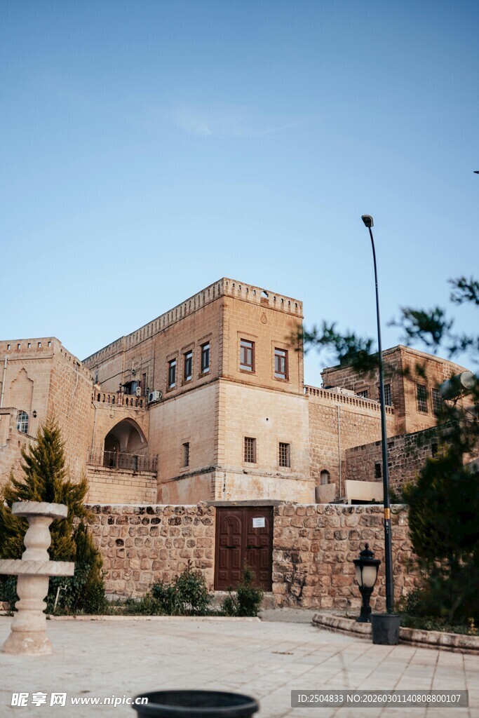 古老建筑前的开阔广场