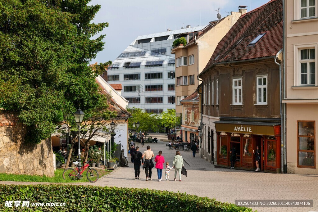  洲小镇街道行人景象