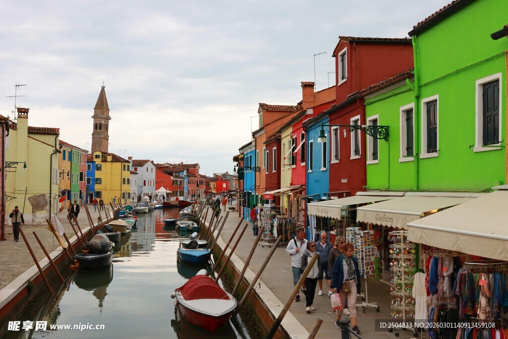 彩色小镇的临水街道风景