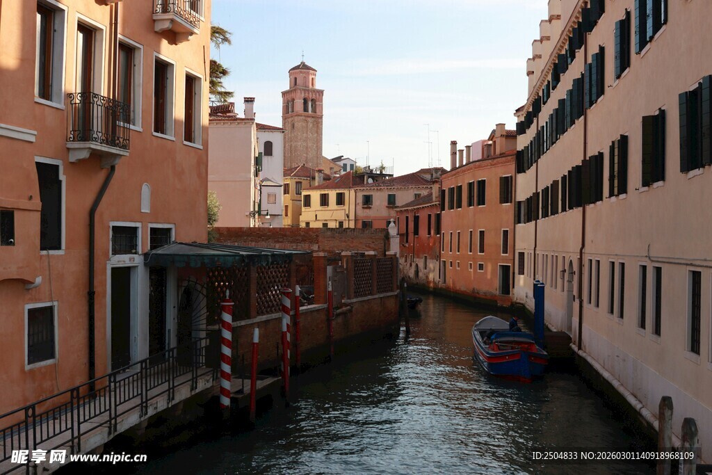 威尼斯水城的静谧河道