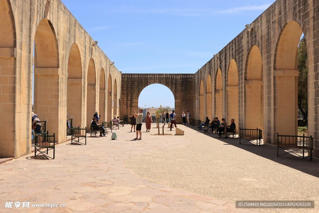 古老拱形长廊的独特景致