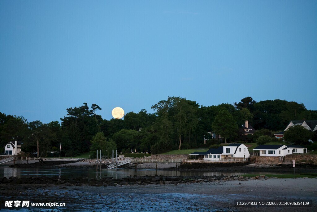 湖畔村落黄昏美景
