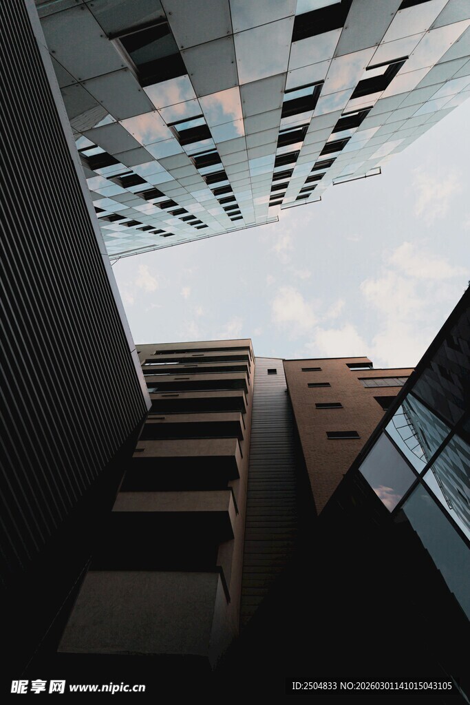 仰视都市高楼建筑景观