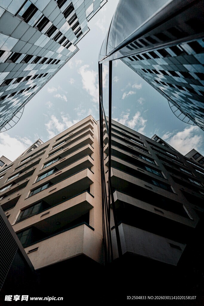 仰视城市高楼建筑