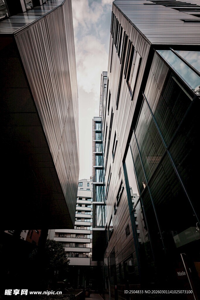 都市楼宇间的天空视角