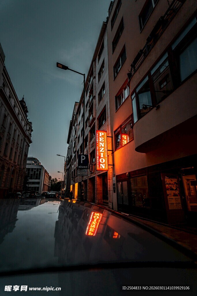 夜幕下的城市街道光影