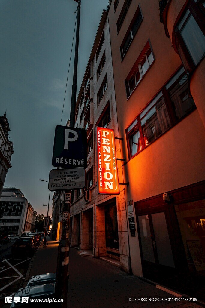 夜晚街边亮灯的停车招牌