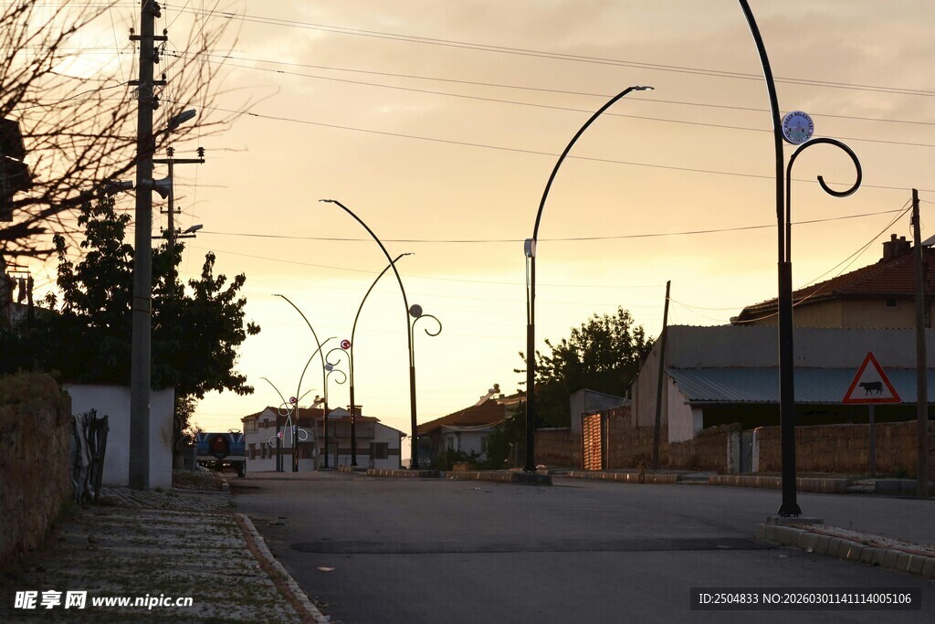 黄昏下的静谧街道