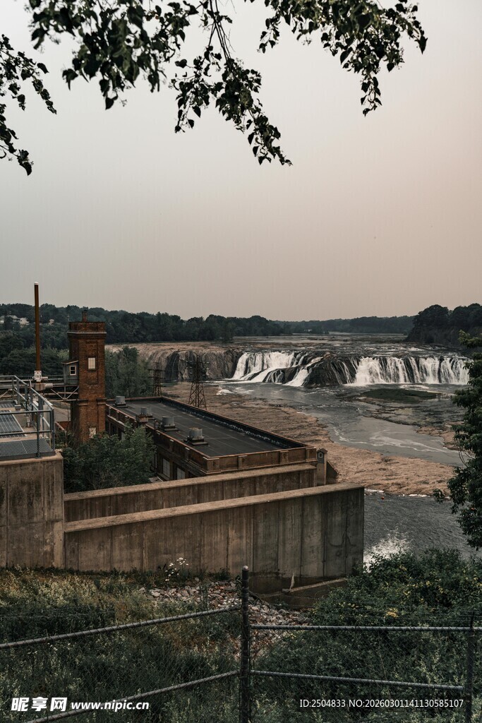 黄昏下的壮观水坝景观