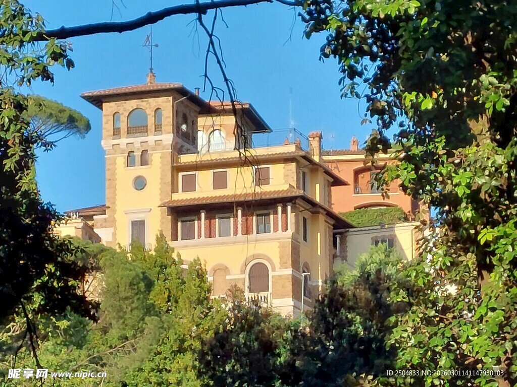 山林间的古典欧式建筑