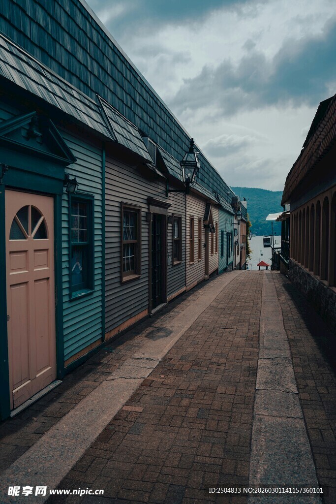 宁静小巷中的古朴建筑