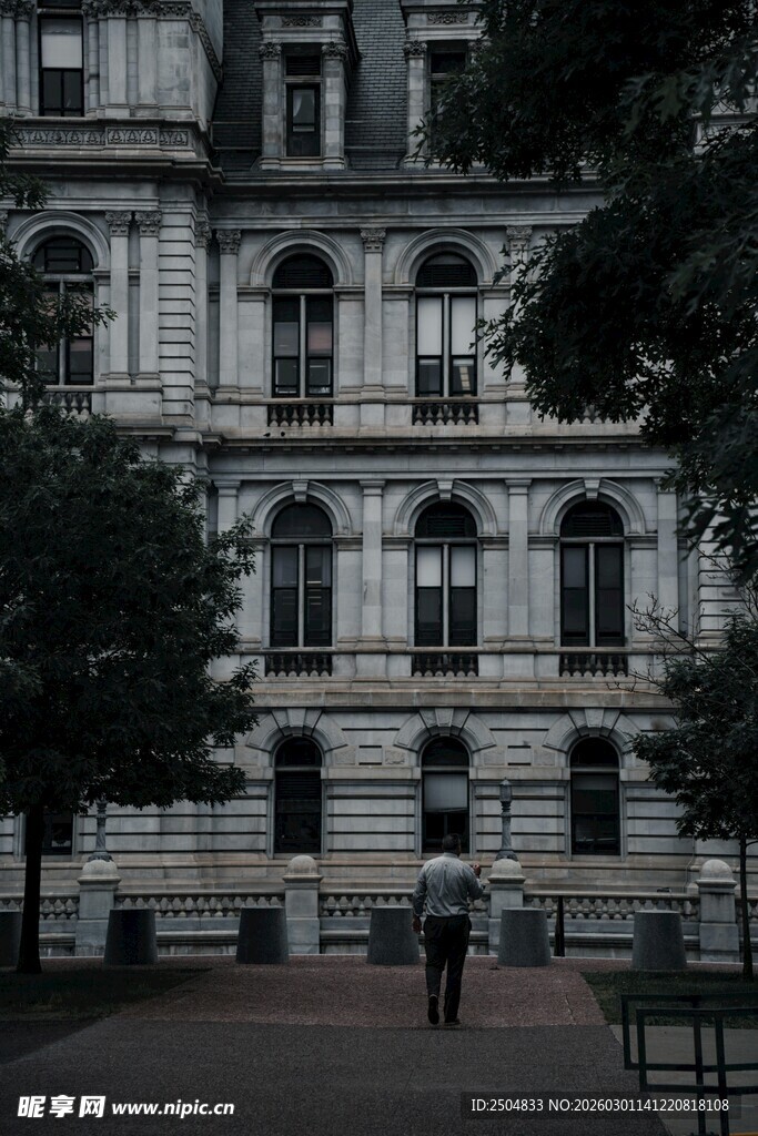 古典建筑前的行人身影