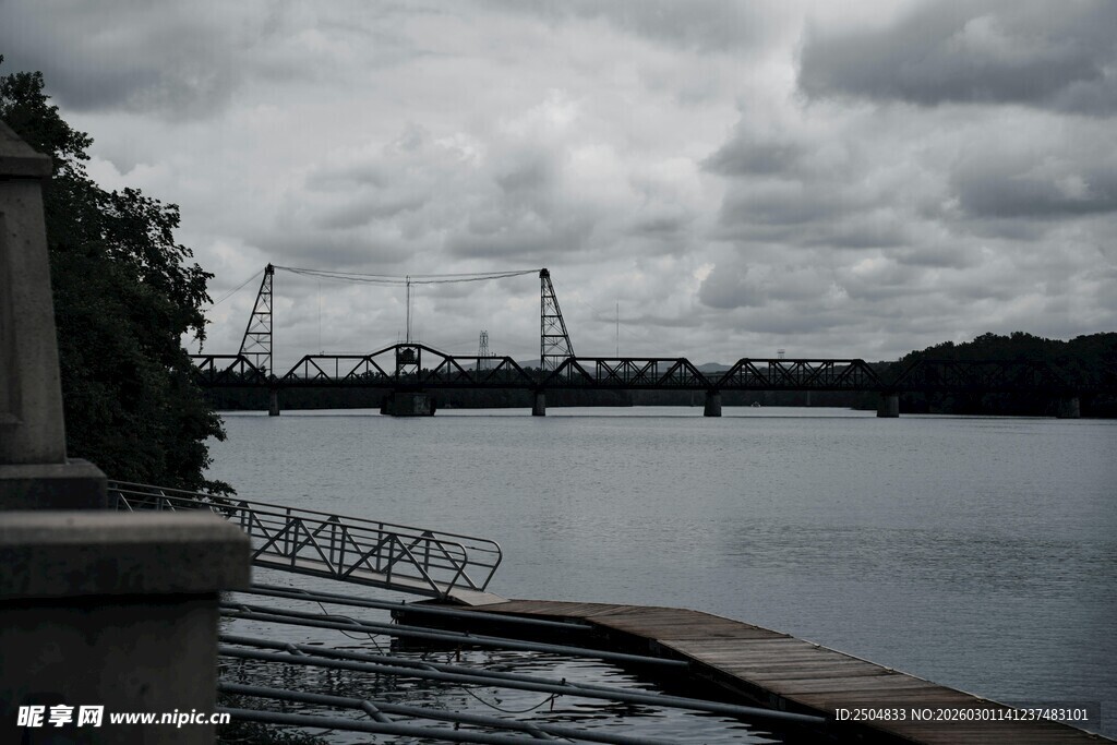 河畔远景 桥梁隐于阴云下