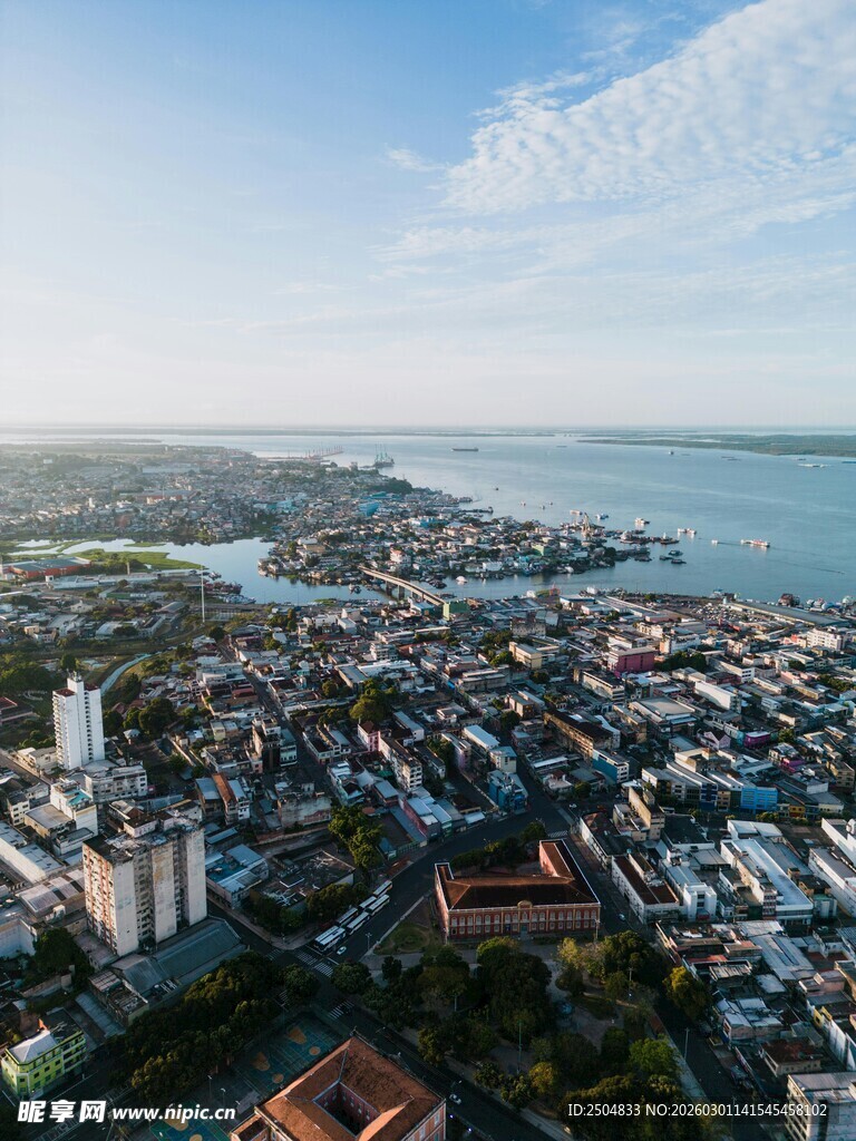 城市与海景的美丽俯瞰