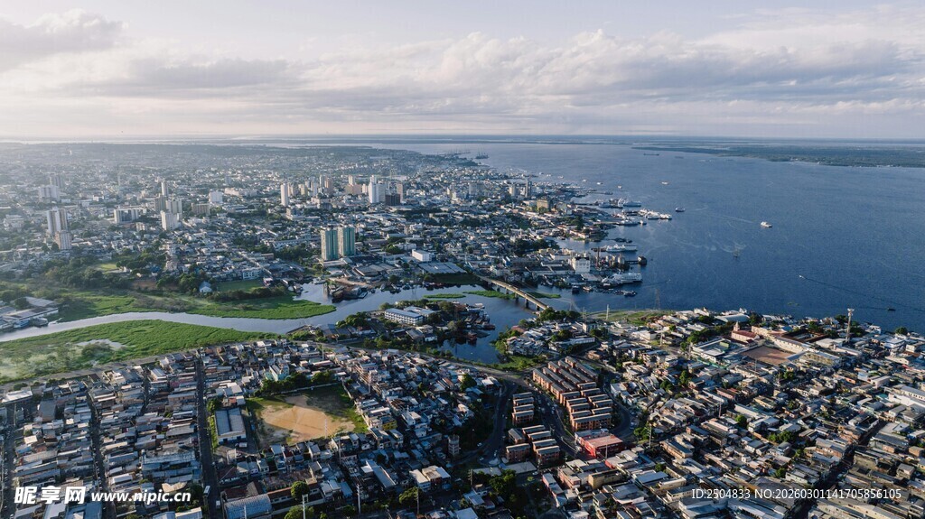 城市与水域全景俯瞰图