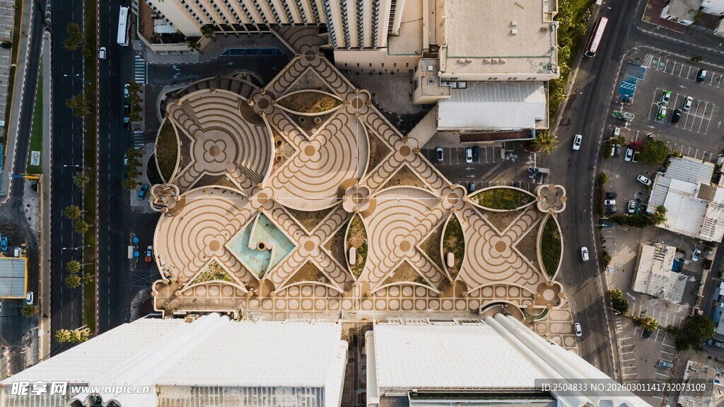 户外堆叠的复古风箱子