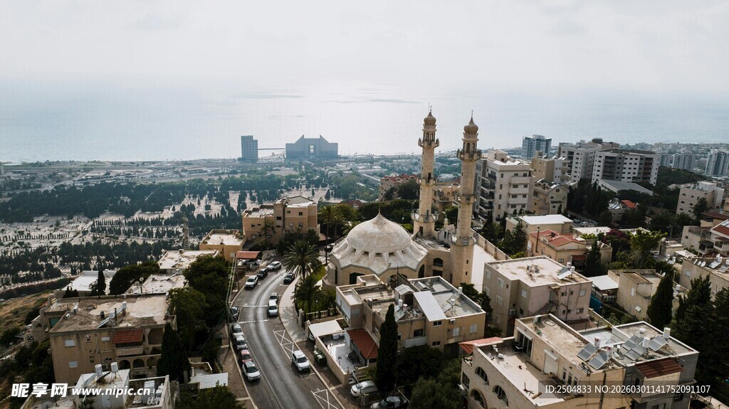 城市高处俯瞰多样建筑景观