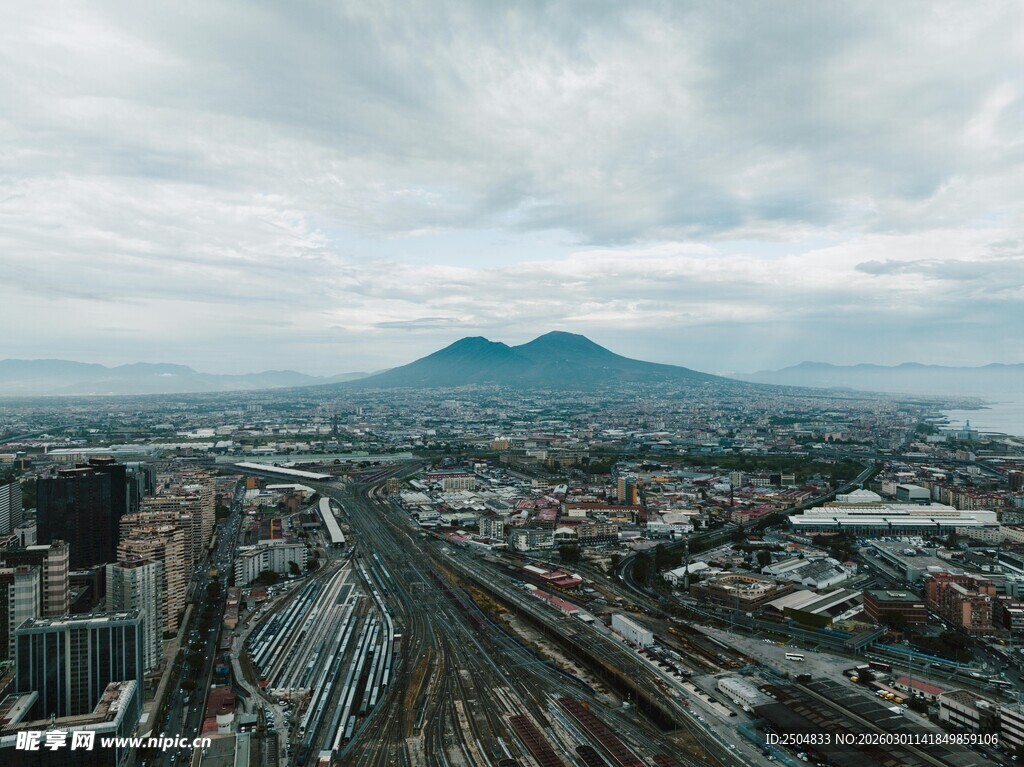城市与远山的天际线景观