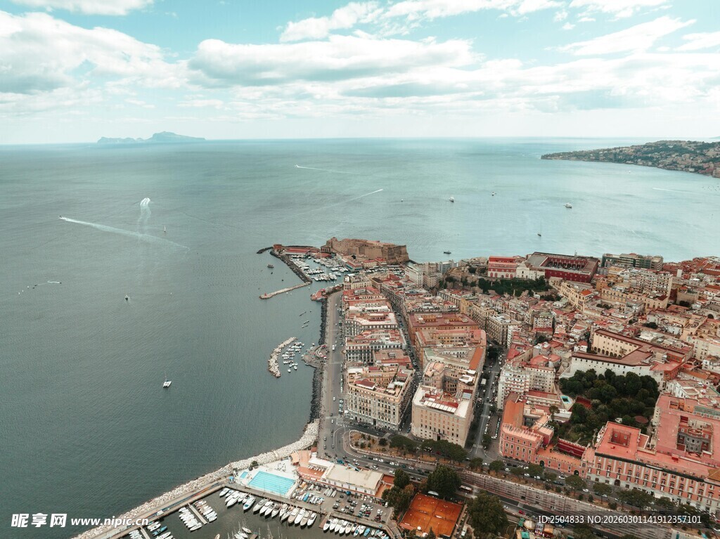 俯瞰海滨城市美丽景致