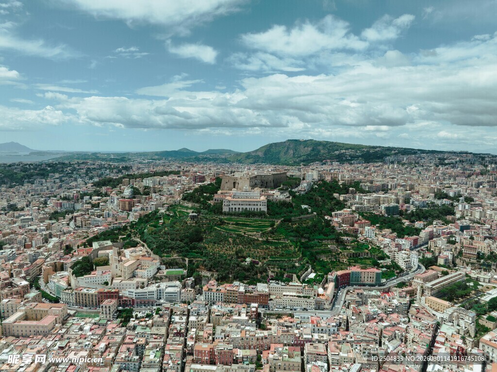 俯瞰城市中的绿色中心