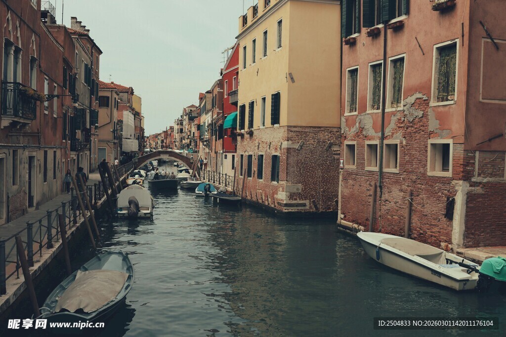 威尼斯水城的静谧河道