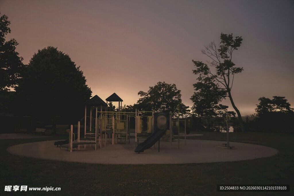 黄昏下的静谧户外 乐场景